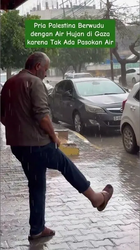 VIDEO Pria Palestina Berwudu dengan Air Hujan di Gaza karena Tak Ada Pasokan Air