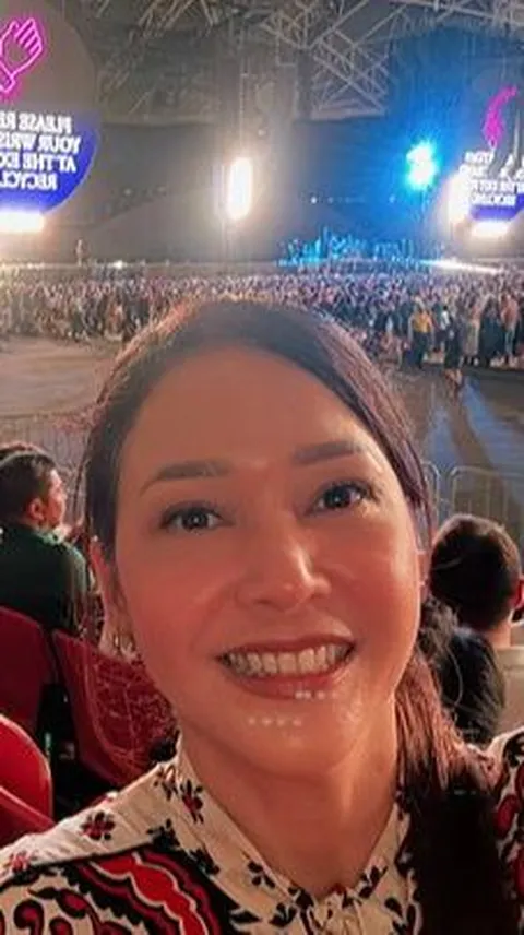 Potret Maia Estianty Ultah ke-48 Tepat saat Acara Konser Coldplay di Singapura, Penampilannya jadi Sorotan