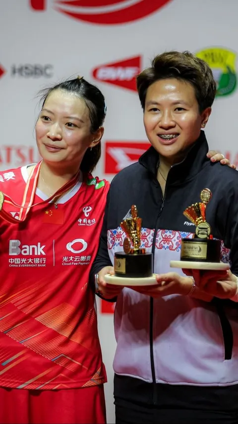 FOTO: Saat Juara Indonesia Masters 2024 Asal China Bertemu Sang Idola Liliyana Natsir, Huang Ya Qiong Mengakui Kekagumannya Tetap Abadi