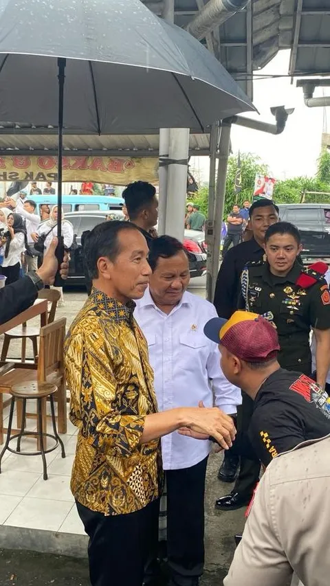Bawa Rombongan Artis, Jokowi dan Prabowo Makan Bakso Pinggir Jalan di Magelang