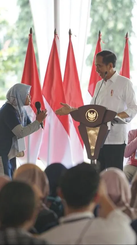 Kedekatan Jokowi Saat Temui Ibu Nasabah PNM dari Magelang