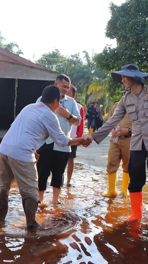 Momen Kapolres Rohil Terjang Banjir Pantau 21 Lokasi TPS hingga Bagi Obat dan Sembako ke Warga