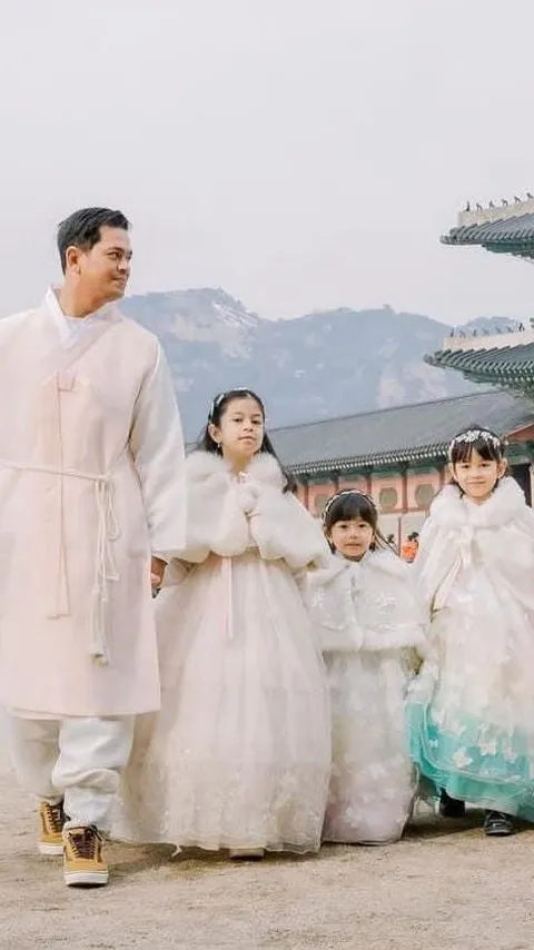 Potret 3 Putri Cantik Surya Insomnia Liburan di Korea Selatan, Kompak Pakai Hanbok Bak Princess