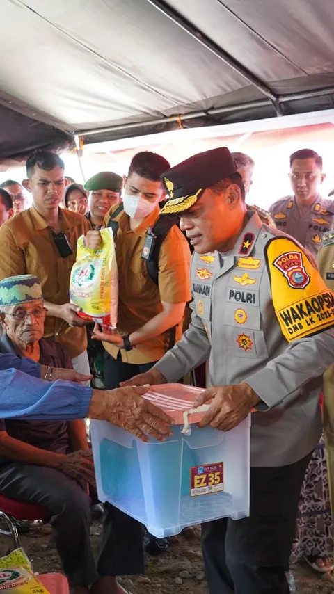 Wakapolda Riau Salurkan Bantuan untuk Korban Banjir di Rohul