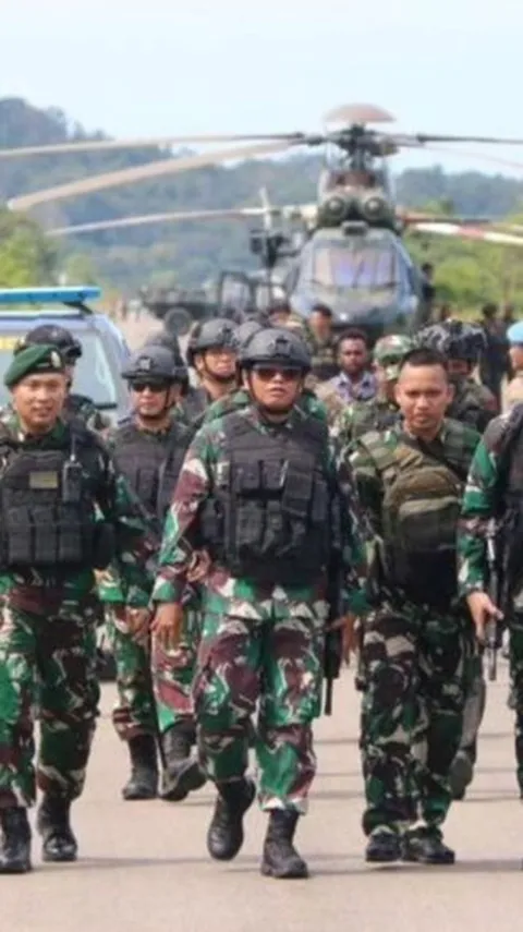 Pangkostrad Letjen TNI Saleh Tenteng Senjata Tembus Zona Hitam Papua, Dikawal Ketat Pasukan