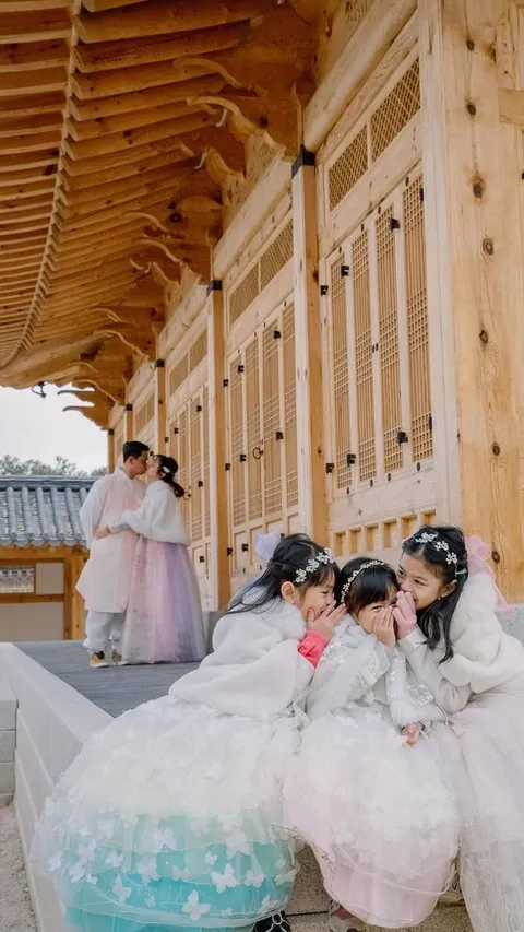 Berikut ini 8 Potret Surya Insomnia Liburan ke Korea Selatan, Bahagiakan Istri dan Ketiga Anaknya