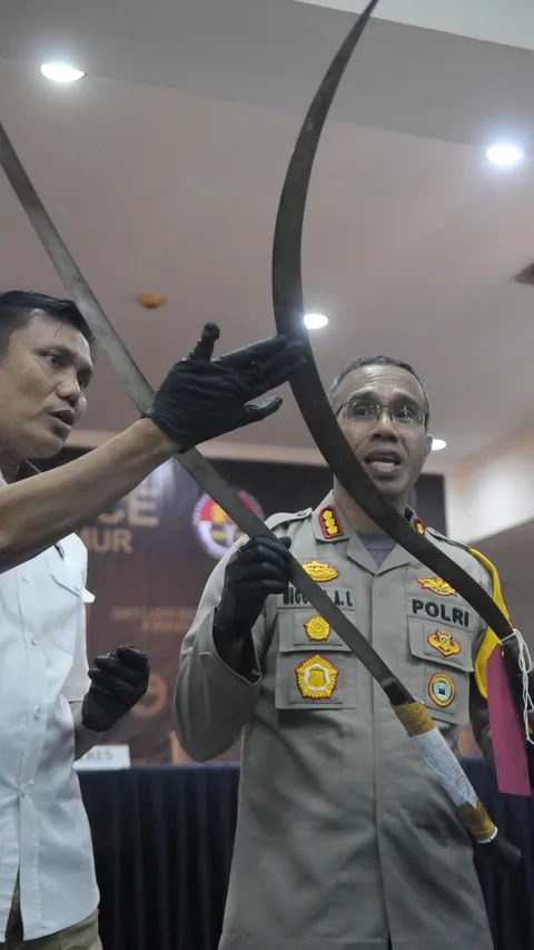 FOTO: Rilis Kasus Tawuran di Pasar Rebo, Polisi Tunjukkan Senjata Tajam yang Bikin Tangan Remaja 18 Tahun Putus