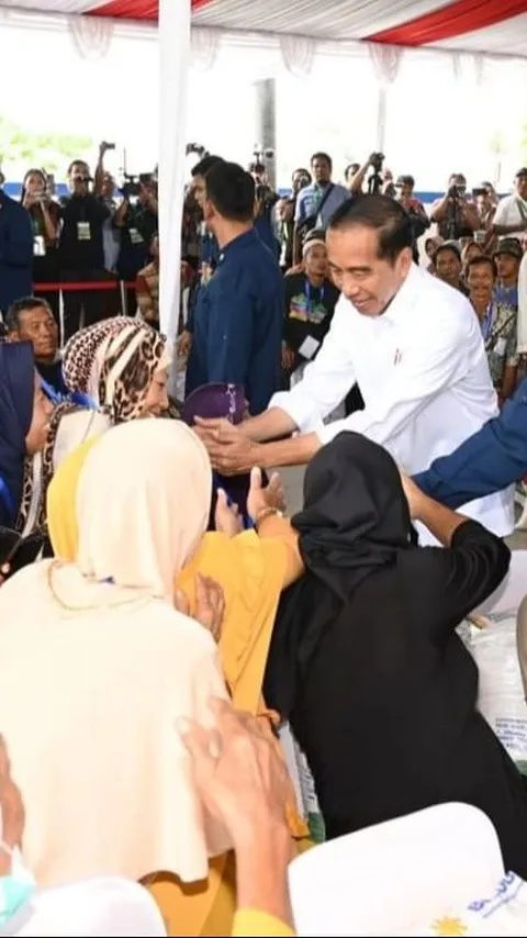 VIDEO: Presiden Jokowi Pamer Bagi-Bagi Bansos Usai Gaduh Berstiker, Emak-Emak Sampai Nangis