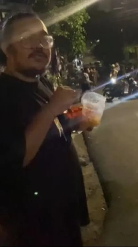 Hanya di Indonesia, Pria Ini Asyik Makan Sambil Lihat Tawuran di Pinggir Jalan, 
