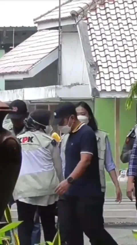 KPK Amankan 4 Koper Usai Geledah Rumah Dinas Bupati Sidoarjo Terkait Korupsi Dana Insentif