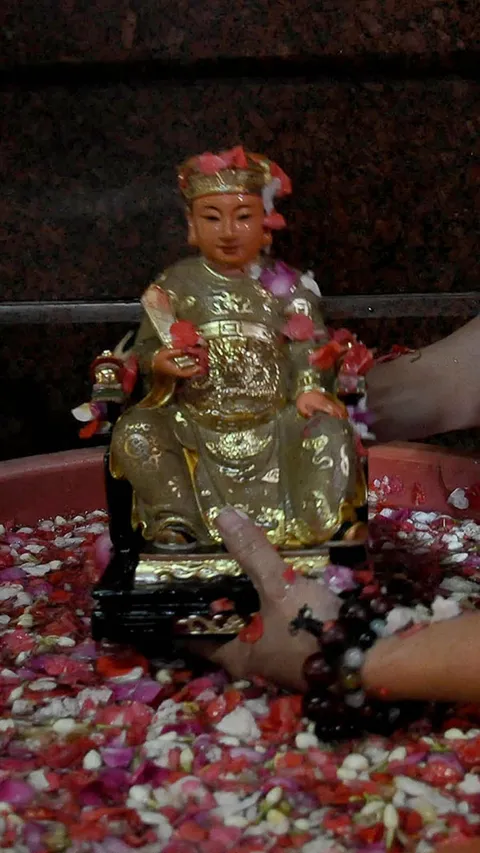 FOTO: Mengintip Ritual Memandikan Patung Dewa di Wihara Bahtera Bhakti Ancol