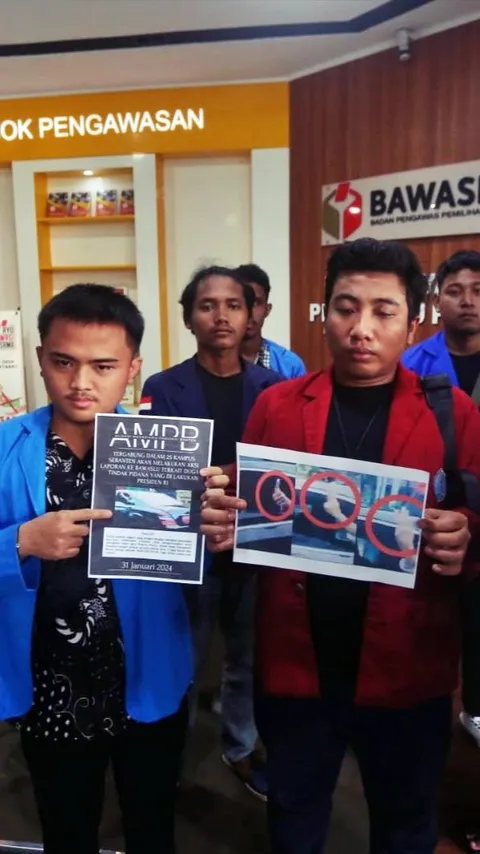 FOTO: Aliansi Mahasiswa Provinsi Banten Laporkan Pelanggaran "Pose 2 Jari" dari Kendaraan Kepresidenan ke Bawaslu
