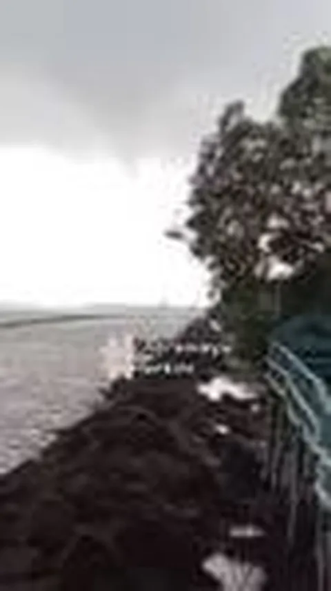VIDEO: Ada Angin Puting Beliung di Langit Indramayu, Begini Penampakannya