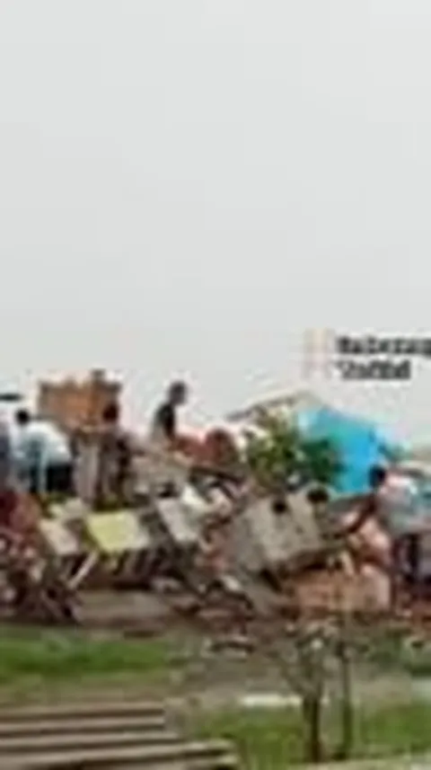 VIDEO: Permukiman penduduk di Indramayu luluh lantah usai dihantam angin puting beliung