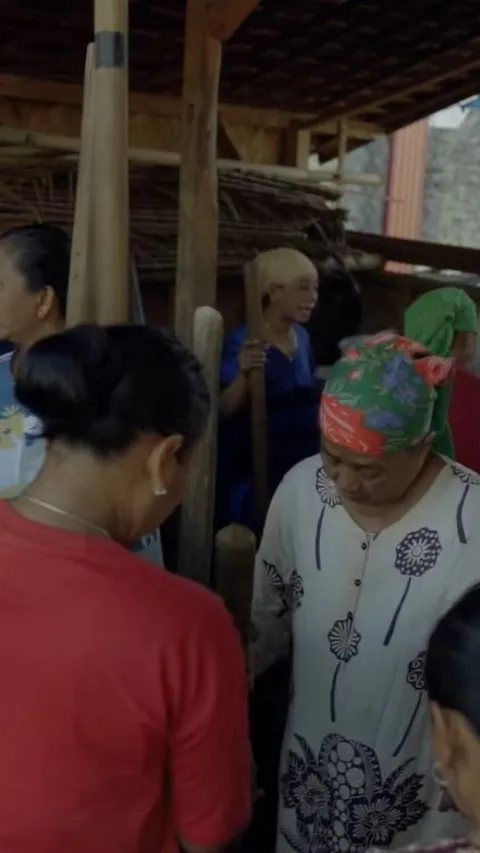 Hasilkan Empat Nada, Begini Uniknya Tradisi Menumbuk Padi oleh Ibu-ibu di Kampung Urug Bogor
