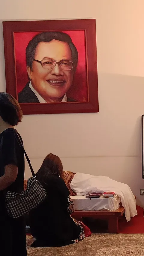 Jenazah Rizal Ramli Dikembumikan di TPU Jeruk Purut, Satu Liang Lahat dengan Istrinya