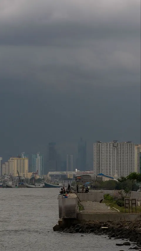 FOTO: Penampakan Awan Gelap Selimuti Langit Jakarta yang Diprediksi BMKG Bakal Ada Cuaca Ekstrem Sepekan ke Depan