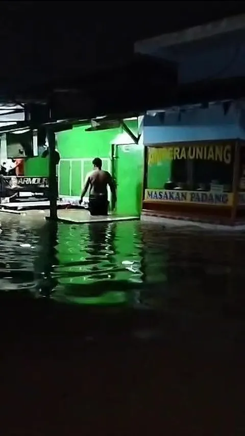 Bekasi Diguyur Hujan Deras sejak Siang, Tanggul Kali Cilemahabang Jebol 20 Meter