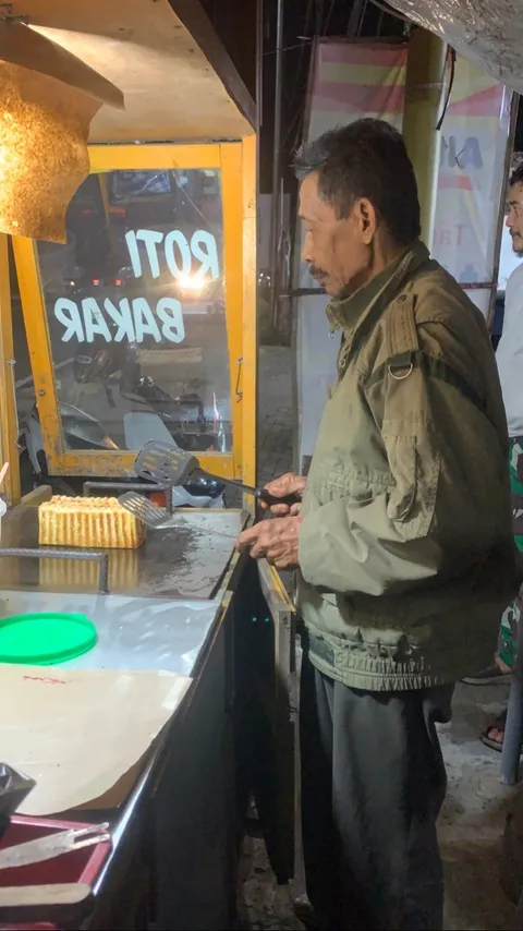 Siang Sopir Malam Jadi Penjual Roti Bakar, Pria Ini Banjir Simpati Setelah Gerobak Dagangannya Pecah