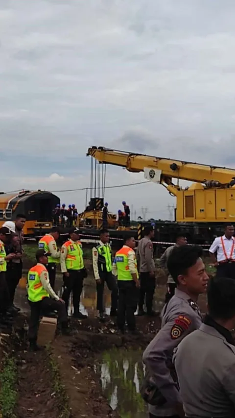VIDEO: Petugas Basarnas Berjibaku Lakukan Evakuasi Tabrakan Kereta Api di Cicalengka