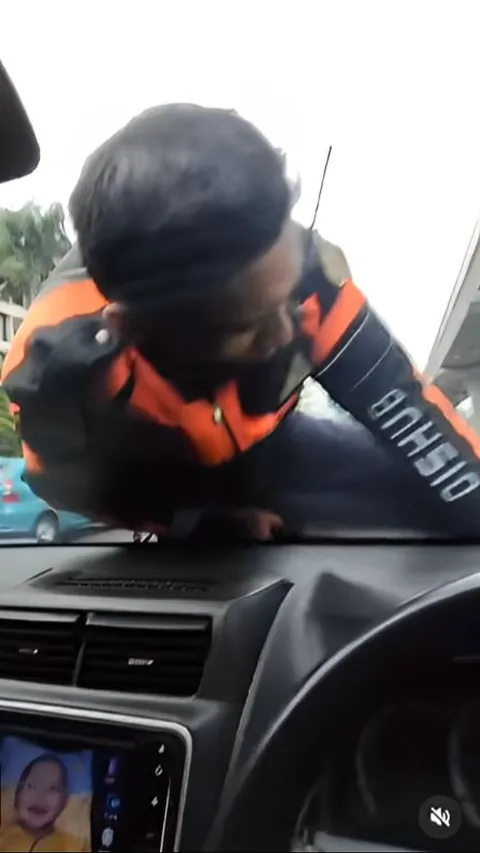 VIDEO: Pengakuan Petugas Dishub Nemplok Mobil Melaju Kencang Zig-Zag Sempat Tabrak Motor