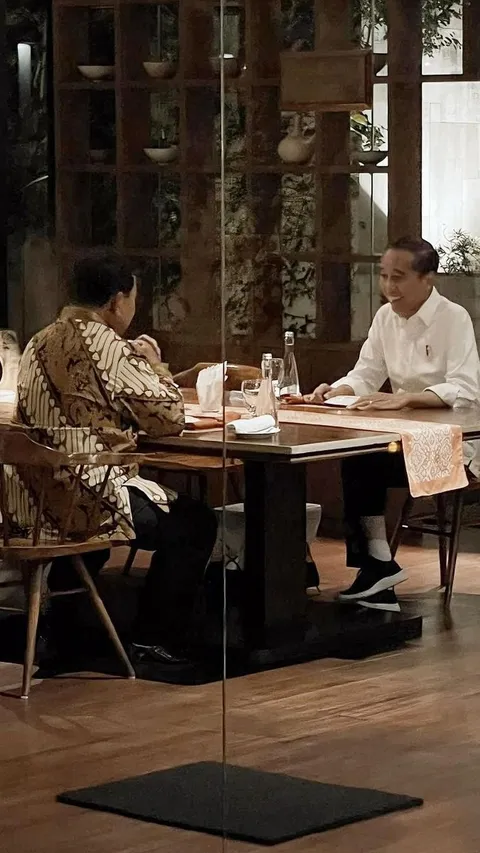 FOTO: Penuh Tawa, Ini Momen Akrab Jokowi dan Prabowo Makan Malam Bareng di Menteng
