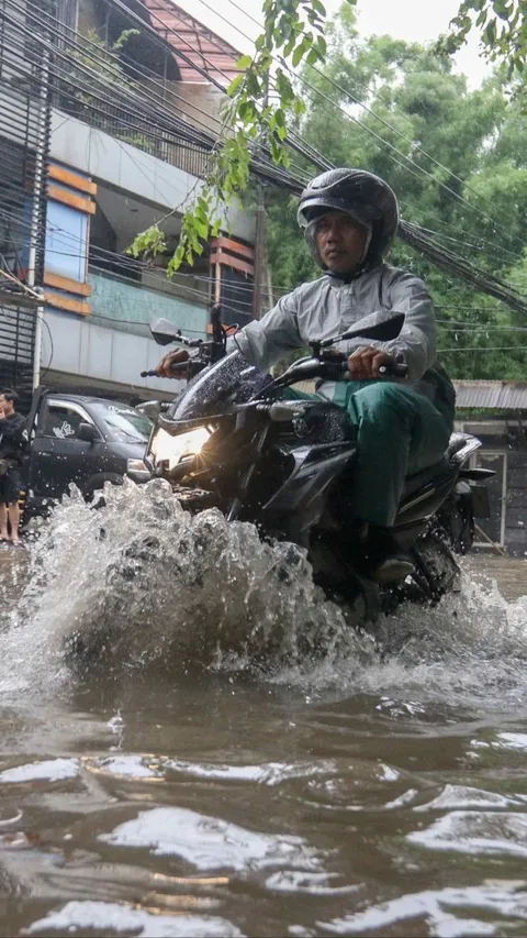 Hujan Deras Guyur Jakarta Sore Ini, 3 RT dan 4 Ruas Jalan Terendam Banjir