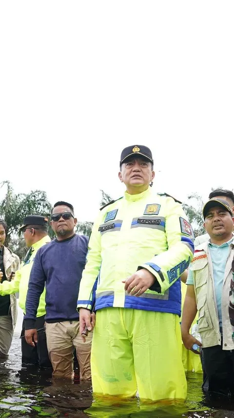 Aksi Jenderal Bintang Dua Nyemplung Banjir-banjiran Atur Lalu Lintas