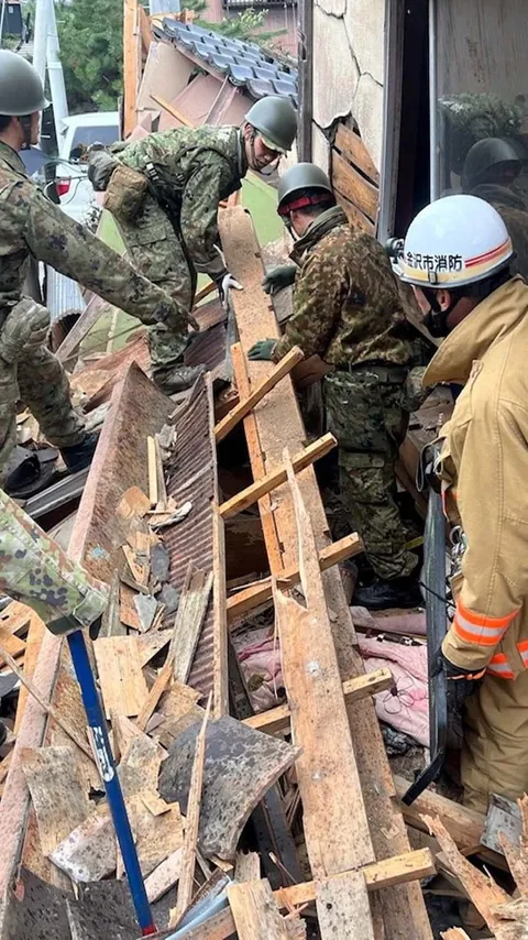 Tiga Hari Tertimbun Reruntuhan Rumah Akibat Gempa, Nenek 80 Tahun di Jepang Selamat