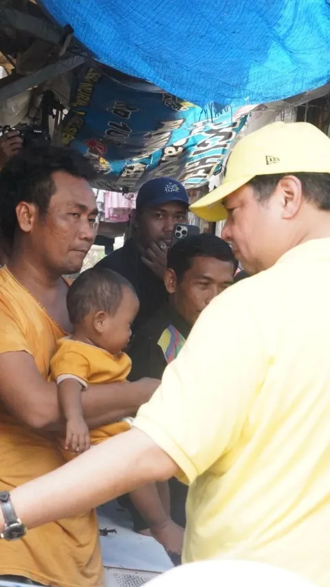 Blusukan ke Pemukiman Padat Cengkareng, Airlangga Cek Penerimaan Bansos Warga