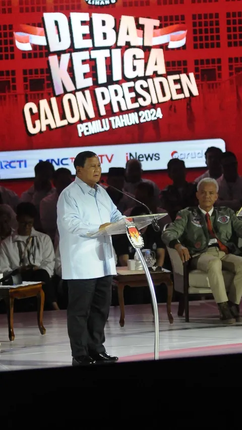 Debat Pilpres: Anies Sindir soal Utang Beli Alutsista Bekas, Prabowo Tertawa Sambil Geleng-Geleng Kepala