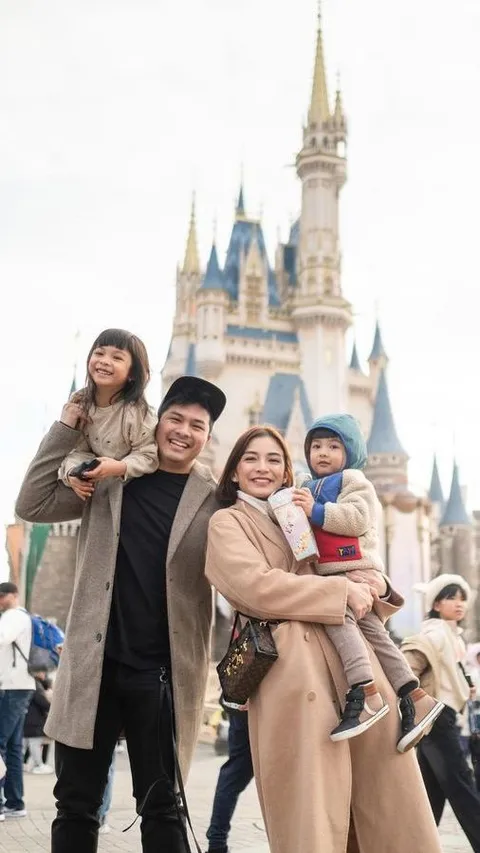 10 Momen Keseruan Chelsea Olivia dan Keluarga Jalan-jalan di Tokyo Disneyland, Potret Cantik Nastusha Bikin Salfok