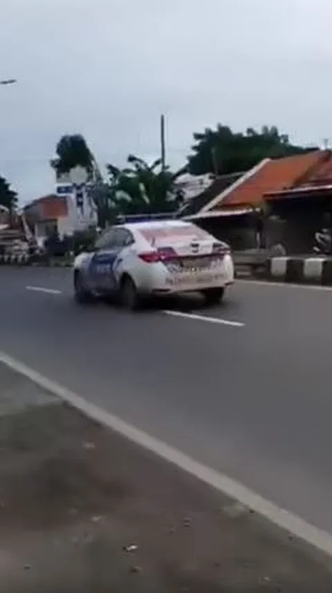 Bikin Tegang! Aksi Kejar-kejaran Mobil Polisi dan Minibus Bak Film Action di Jalan Raya Tegal