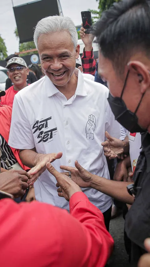 FOTO: Kampanye Ganjar Pranowo Menyapa Nelayan Cilacap, Warga Antusias Berebut Salam hingga Foto Selfie dengan Calon Presiden 2024