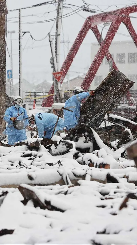 FOTO: Ratusan Masih Hilang, Begini Perjuangan Tim SAR Berjibaku Cari Korban Gempa Jepang di Tengah Salju