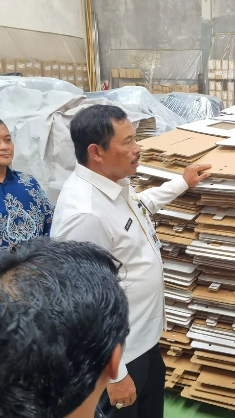 Pj Gubernur Jateng Temukan Ratusan Kotak Suara Rusak di KPU Solo