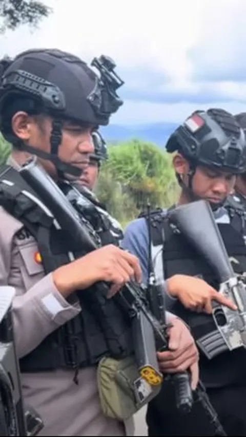 Perjalanan 12 Jam, Polisi Bersenjata Lengkap Kawal Surat Suara Pemilu ke Puncak jaya Tiba-tiba 