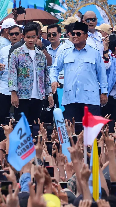 FOTO: Gaya Gibran Berjaket ala "Dilan" Dampingi Prabowo di Tengah Kerumunan Pendukung yang Padati GBK