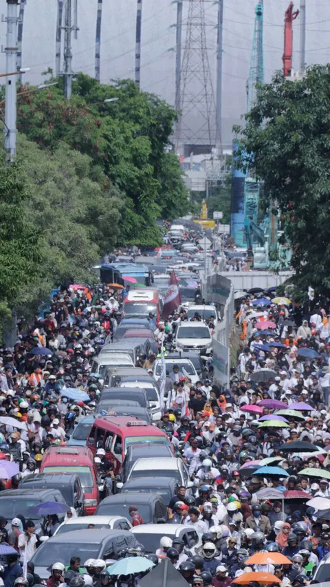 FOTO: Begini Kemacetan Parah di Sekitar JIS Usai Kampanye Akbar Anies-Muhaimin, Pendukung Jalan Kaki Berkilo-kilometer