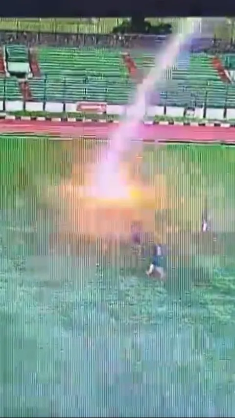 Detik-Detik Pemain Sepak Bola Tersambar Petir di Stadion Siliwangi, Sepatu Terbakar dan Baju Robek