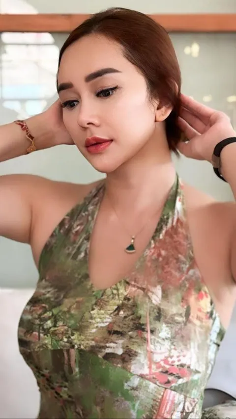 7 Potret Cantik Aura Kasih Pamer Body Goals saat Mirror Selfie, Netizen 
