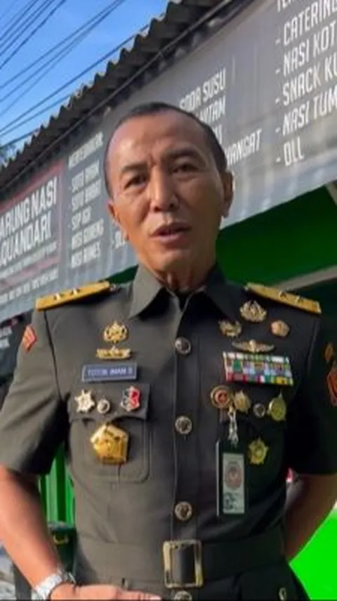 Gagah Berseragam Dinas, Jenderal Bintang 2 TNI Sarapan Uduk di Warung Nasi jadi Sorotan