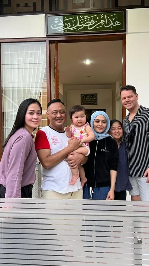 Momen Bahagia Gracia Indri Pulang ke Indonesia Bersama Suami dan Baby Nova, Senang Bisa Berkumpul dengan Keluarga