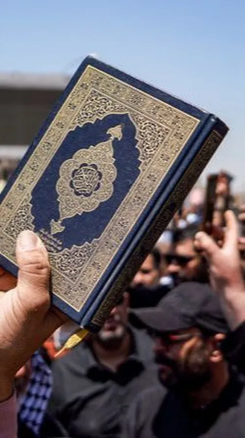 Warga Muslim Bagi-Bagi Alquran Bahasa Belanda Setelah Insiden Bakar Kitab Suci