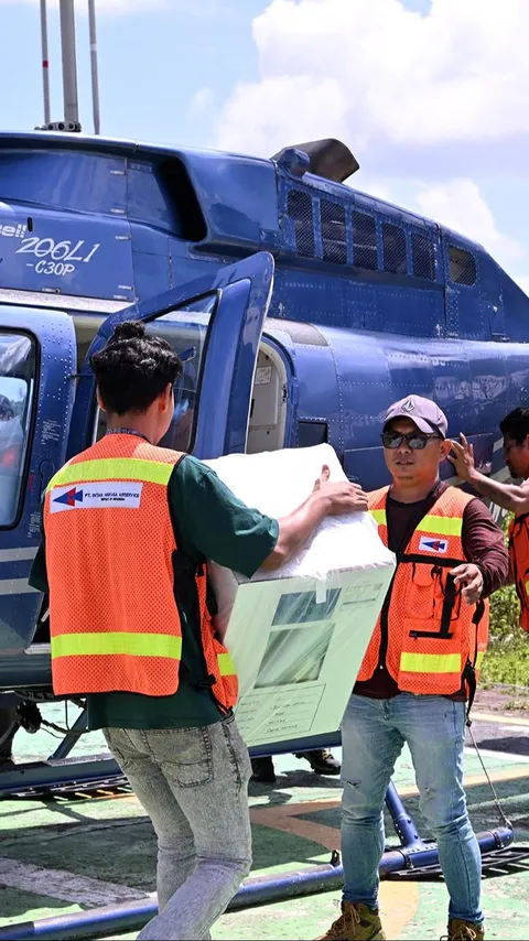 FOTO: Jangkau TPS Terpencil di Papua, Petugas KPU Kirim Logistik Pemilu 2024 Pakai Helikopter