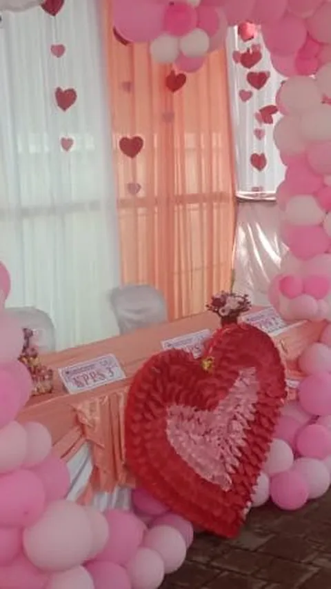 Unik, TPS di Bali Bernuasa Valentine dan Serba Pink