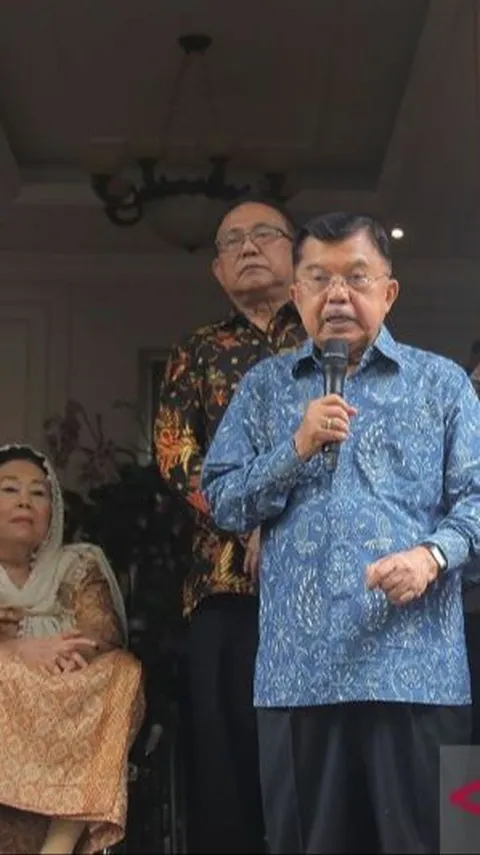 Jusuf Kalla dan Keluarga Mencoblos di TPS 03 Halaman SMA Pangudi Luhur Kebayoran Baru