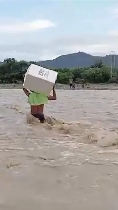 Potret Petugas Pemilu di Kupang, Bawa Logistik Terjang Banjir Demi Warga Mencoblos
