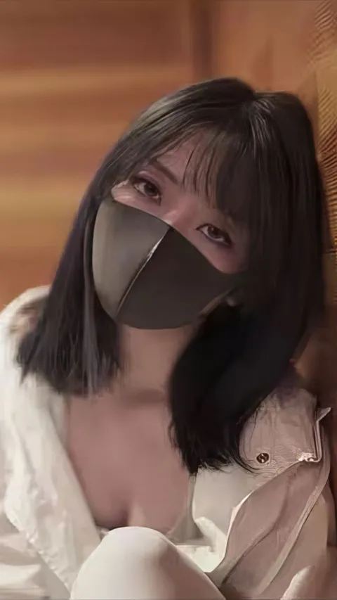 Selalu Terlihat Seksi dan Penuh Misteri dengan Masker, Tampilan Wajah Asli Selebgram Cantik Ini Bikin Netizen Syok