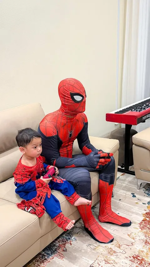 Potret Rizky Billar Ngasuh Baby L, Penampilannya Berubah jadi Spiderman Disorot
